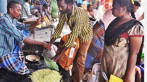 மதுரை மாட்டுத்தாவணி ஒருங்கிணைந்த  மலர்சந்தை | படங்கள்: நா.தங்கரத்தினம்.