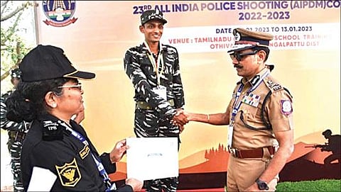23-வது அகில இந்திய காவல் துறை துப்பாக்கி சுடுதல் போட்டி சென்னையை அடுத்த வண்டலூரில் உள்ள காவல் உயர் பயிற்சியக மைதானத்தில் கடந்த 9-ம் தேதிமுதல் நடைபெற்று வருகிறது. நேற்று நடைபெற்ற போட்டியில் வெற்றி பெற்ற வீரர்களுக்கு பரிசு வழங்கும் டிஜிபி சைலேந்திரபாபு.