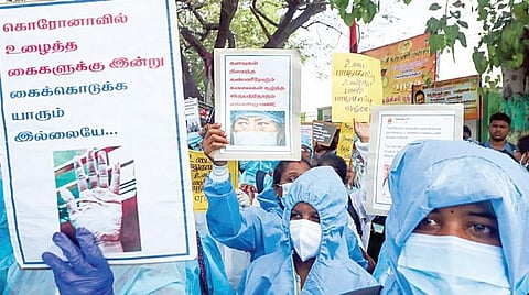 பணி நிரந்தரம் செய்யக் கோரி 11-வது நாளாக சென்னை எழும்பூரில் போராட்டத்தில் ஈடுபட்ட ஒப்பந்த செவிலியர்கள் நேற்று கரோனா கவச உடை அணிந்து போராட்டத்தில் ஈடுபட்டனர். படம்: பு.க.பிரவீன்