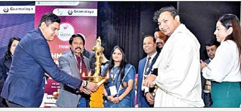 கிராமாலயா சார்பில் டெல்லியில் 2 நாள் நடைபெற்ற எம்எச்எம் இந்தியா 3-வது உச்சி மாநாட்டில் ரெக்கிட் பென்கிசர் இந்தியா நிறுவனத்தின் தெற்காசிய வெளியுறவு மற்றும் கூட்டாண்மை இயக்குநர் ரவி பட்நாகர் குத்துவிளக்கு ஏற்றினார்.