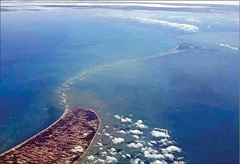 கடலுக்கு அடியில் தெரியும் மணற்திட்டுப் பாதை.(கோப்பு படம்)