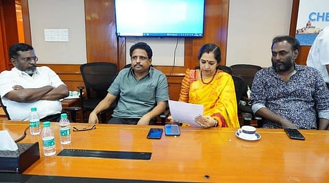 பொது மேலாளர் அறையில் எம்பிக்கள்