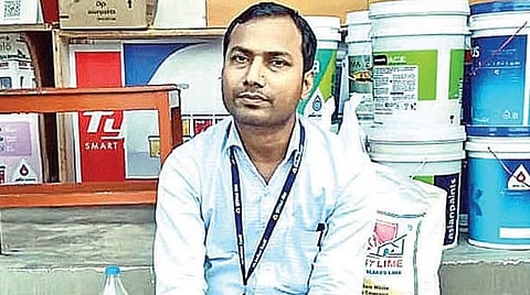 ஹார்டுவேர்ஸ் கடை முன்பாக கொடுத்த கடனை திருப்பி கேட்டு தர்ணாவில் ஈடுபட்ட வங்கி மேலாளர்.