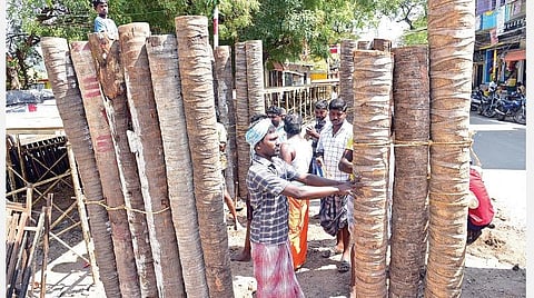 மதுரை அவனியாபுரத்தில் ஜல்லிக்கட்டு வாடிவாசல் அமைக்கும் பணியில் ஈடுபட்ட தொழிலாளர். படம்: எஸ்.கிருஷ்ணமூர்த்தி