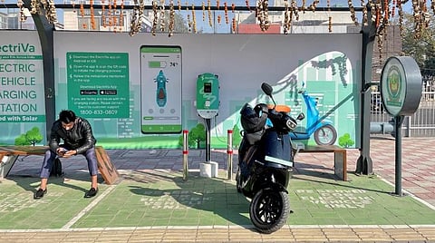 அனைத்து மின்வாகனங்களுக்கும் 2025 வரை 100% வரி விலக்கு: அரசாணை வெளியீடு