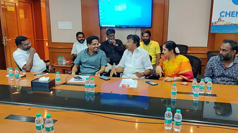 வங்கித் தேர்வு தேதியை மாற்றக் கோரி மார்க்சிஸ்ட் கம்யூனிஸ்ட் கட்சி சார்பில் எஸ்பிஐ அலுவலகம் முற்றுகை