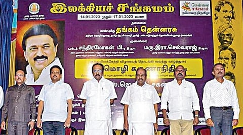 தமிழ் வளர்ச்சித் துறை, கலை பண்பாட்டுத் துறை சார்பில், இலக்கிய சங்கமம் நிகழ்ச்சி சென்னை அடையாறு, முத்தமிழ்ப்பேரவை அரங்கில் நேற்று தொடங்கியது. இவ்விழாவில் பங்கேற்ற அமைச்சர் தங்கம் தென்னரசு, எம்பிக்கள் தமிழச்சி தங்கபாண்டியன், ஜெகத்ரட்சகன், சு.வெங்கடேசன், மயிலாப்பூர் எம்எல்ஏ த.வேலு, தமிழ்வளர்ச்சித் துறை செயலர் இரா.செல்வராஜ் உள்ளிட்டோர்.