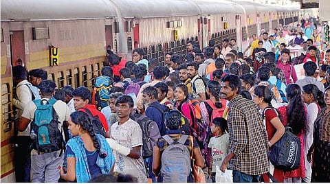 பொங்கல் பண்டிகையை கொண்டாட சென்னையில் வசிக்கும் மக்கள் தங்கள் சொந்த ஊர்களுக்கு நேற்று ரயிலில் பயணித்தனர். இதனால் சென்னை எழும்பூர் ரயில் நிலையத்தில் இருந்து புறப்பட்ட அனைத்து ரயில்களிலும் மக்கள் கூட்டம் அலைமோதியது.படம்: பு.க.பிரவீன்