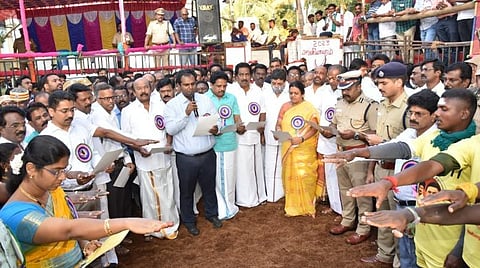 அவனியாபுரம் ஜல்லிக்கட்டுப் போட்டி தொடங்குவதற்கு முன் உறுதிமொழி எடுத்துக் கொண்ட மாடுபிடி வீரர்கள்