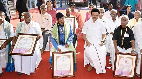 காசோலைகளை வழங்கி குழு புகைப்படம் எடுத்துக் கொண்ட முதல்வர்