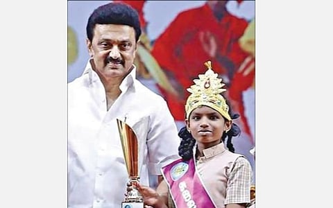 கையெழுத்துப் போட்டியில் முதலிடம் பிடித்து, முதல்வர் மு.க.ஸ்டாலினிடம் கலையரசி பட்டம் பெற்ற மாணவி சிந்துஜா.