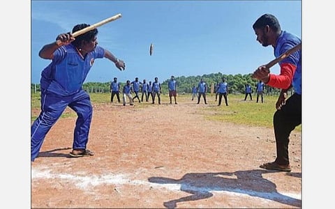 பொங்கல் பண்டிகையையொட்டி   தேங்காய்த்திட்டில்   பாரம்பரிய விளை யாட்டான கிட்டி புல் விளையாட்டு போட்டி நடந்தது.  படம்: எம்.சாம்ராஜ்.