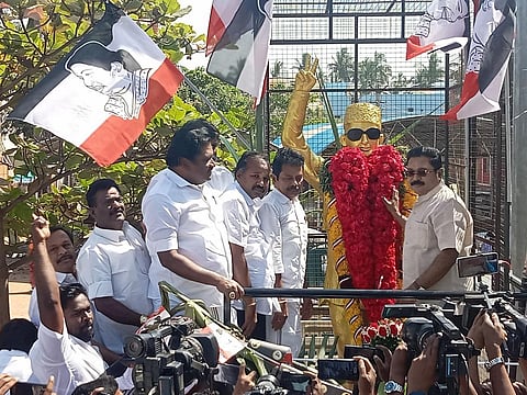 எம்ஜிஆர் சிலைக்கு மாலை அணிவித்து டிடிவி தினகரன்