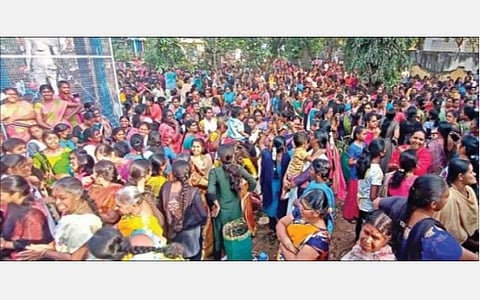 ஈரோடு வஉசி பூங்காவில் காணும் பொங்கலைக் கொண்டாட குவிந்த பெண்கள்.