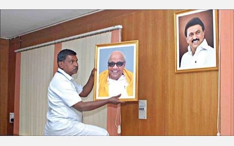 ஈரோடு கிழக்குத் தொகுதி இடைத்தேர்தல் அறிவிக்கப்பட்டதை தொடர்ந்து, தேர்தல் நடத்தை விதிமுறைகள் உடனடியாக அமலுக்கு வந்தன. ஈரோடு மாநகராட்சி அலுவலகத்தில் வைக்கப்பட்டுள்ள முன்னாள் முதல்வர் கருணாநிதி, முதல்வர் மு.க.ஸ்டாலின் படத்தை அகற்றும் மாநகராட்சி ஊழியர்.