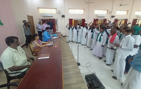 கரும்பு நிலுவைத் தொகை | கும்பகோணம் கோட்டாட்சியர் அலுவலகத்திற்குள் நுழைந்து விவசாயிகள் முற்றுகை