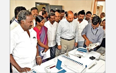 ஈரோடு கிழக்குத் தொகுதி இடைத்தேர்தலில் பயன்படுத்தப்படவுள்ள மின்னணு வாக்குப் பதிவு இயந்திரங்களை சரிபார்க்கும் பணியை மாவட்ட தேர்தல் அலுவலர் எச்.கிருஷ்ணன் உன்னி ஆய்வு செய்தார்.