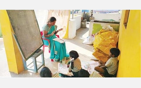 ஓசூர் அருகே பாலிகானப்பள்ளியில் அரசு பள்ளிக் கட்டிடம் பழுதான நிலையில் இடிக்கப்பட்டது. இதையடுத்து, அங்குள்ள வீட்டின் மொட்டை மாடியில் கல்வி பயிலும் மாணவர்கள்.