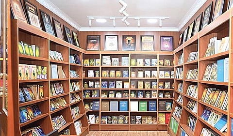சென்னை, நுங்கம்பாக்கத்திலுள்ள இந்து சமய அறநிலையத் துறை ஆணையர் அலுவலகத்தில் புதிதாக அமைக்கப்பட்டுள்ள புத்தக விற்பனை
நிலையத்தை முதல்வ ர் மு.க.ஸ்டாலின் நேற்று திறந்து வைத்தார்.