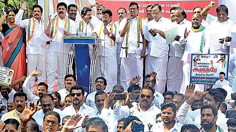 அரசியலமைப்பு சட்டத்துக்கு எதிராக செயல்படுவதாக கூறி ஆளுநரை கண்டித்து 234 தொகுதிகளிலும் காங்கிரஸ் ஆர்ப்பாட்டம்