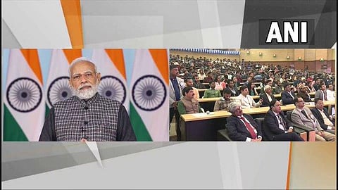 புதிய பணியாளர்கள் மத்தியில் உரைநிகழ்த்தும் பிரதமர் மோடி