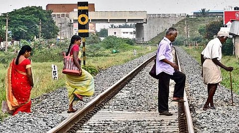 ஆவடி, திருவள்ளூரில் தண்டவாளங்களை கடக்க முயன்று கடந்த ஆண்டில் கவனக்குறைவால் பறிபோன 120 உயிர்கள்: ரயில்வே போலீஸார் எச்சரிக்கை