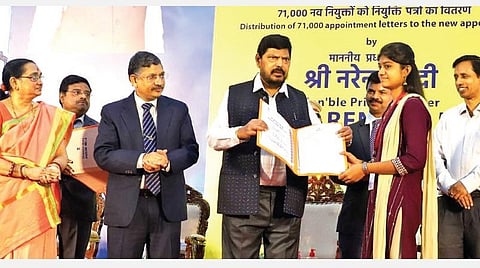 சென்னை கலைவாணர் அரங்கத்தில் நேற்று நடைபெற்ற `ரோஜ்கார் மேளா' வேலைவாய்ப்பு முகாமில் மத்திய இணை அமைச்சர் ராம்தாஸ் அத்வாலே கலந்துகொண்டு பணி நியமன  ஆணைகளை வழங்கினார். இதில் மத்திய மறைமுக வரி மற்றும் சுங்க வாரியத்தின் பொது இயக்குநர் அன்பழகன், ஆணையர் எம்.ஜி.தமிழ்வளவன், மத்திய நிதி அமைச்சகத்தின் தலைமை ஆணையர் எம்.ரத்தினசாமி, திரிபாதி பிஸ்வாஸ் மற்றும் தெற்கு ரயில்வேயின் சென்னை கோட்ட கூடுதல் மேலாளர் டி.பி.சிங் உள்ளிட்டோர். படம்: ம.பிரபு