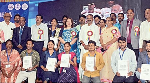 மத்திய அரசுப் பணிகளுக்குத் தேர்வானவர்களுக்கு திருச்சியில் நேற்று நடைபெற்ற நிகழ்ச்சியில் பணிநியமன ஆணைகளை வழங்கினார் மத்திய இணை அமைச்சர் எல்.முருகன். படம்: ஜி.ஞானவேல் முருகன்