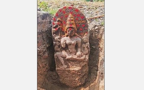விழுப்புரம் அருகே பிரம்மதேசம் கிராமத்தில் கண்டறியப்பட்டுள்ள மூத்த தேவி சிற்பம்.