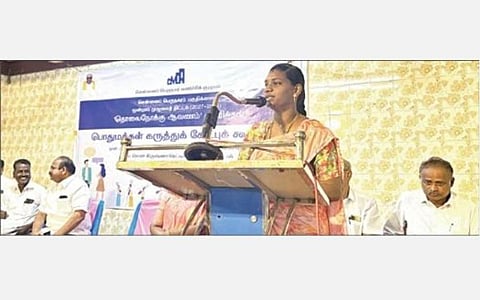 கருத்து கேட்பு கூட்டத்தில் பேசுகிறார் தாம்பரம் மேயர் வசந்தகுமாரி.