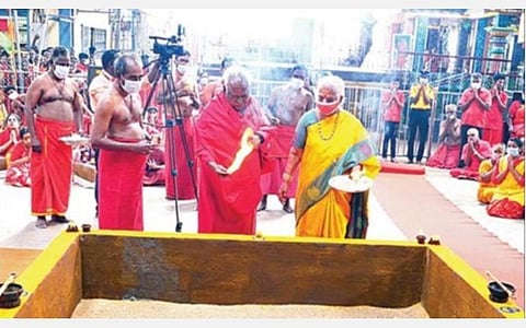 மேல்மருவத்தூர் ஆதிபராசக்தி சித்தர் பீடத்தில்  தை மாத அமாவாசை வேள்வி பூஜையை பங்காரு அடிகளார் நேற்று தொடங்கி வைத்தார்.