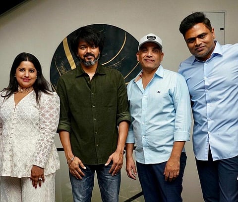 ‘வாரிசு’ வெற்றி கொண்டாட்டத்தில் விஜய் - வைரலாகும் படங்கள்