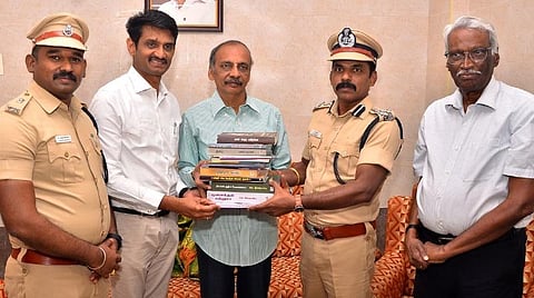 புத்தகங்களை வழங்கிய மூத்த வழக்கறிஞர்  சாமித்துரை