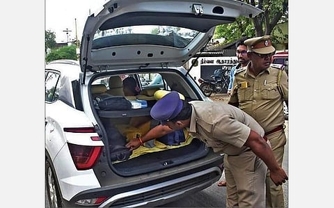 ஈரோடு கிழக்குத் தொகுதியில் இடைத்தேர்தல் நடைபெறுவதையொட்டி, வாகனத்தணிக்கையில் ஈடுபட்டுள்ள பறக்கும்படையினர்.