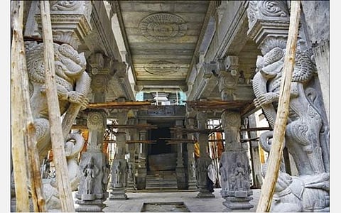 சேலம் கோட்டை மாரியம்மன் கோயில் திருப்பணியில், கருங்கல் கட்டுமானப் பணிகள் நிறைவடைந்த நிலையில், அழகுடன் கம்பீரமாக காட்சியளிக்கும்  கோயிலின் மகா மண்டபம்.	படம்: எஸ்.குரு பிரசாத்