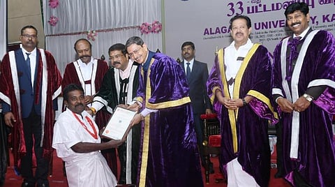 காரைக்குடி அழகப்பா பல்கலைக்கழகப் பட்டமளிப்பு விழாவில் மாற்றுத் திறனாளி மாணவருக்கு பட்டம் வழங்கிய ஆளுநர் ஆர்.என்.ரவி. உடன் மத்திய அமைச்சர் தர்மேந்திர பிரதான், அமைச்சர்கள் பொன்முடி, கே.ஆர்.பெரியகருப்பன், உயர் கல்வித் துறை செயலர் கார்த்திகேயன், துணைவேந்தர் ஜி.ரவி. படம்: எல்.பாலச்சந்தர்
