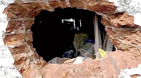மர்ம நபர்களால் துளையிடப்பட்ட சுவர்.