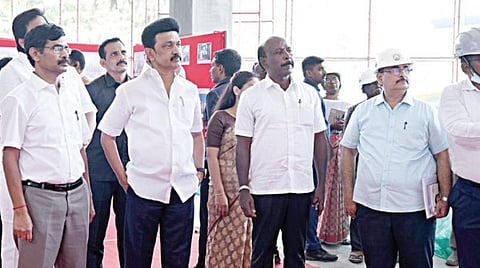சென்னை கிண்டி கிங் நோய் தடுப்பு மற்றும் ஆராய்ச்சி நிலைய வளாகத்தில் ரூ.230 கோடியில் கட்டப்பட்டு வரும் பன்னோக்கு உயர்சிறப்பு மருத்துவமனை கட்டுமானப் பணிகளை நேற்று ஆய்வு செய்தார் முதல்வர் மு.க.ஸ்டாலின். உடன், சுகாதாரத் துறை அமைச்சர் மா.சுப்பிரமணியன், மேயர் ஆர்.பிரியா, துணை மேயர் மு.மகேஷ்குமார், தலைமைச் செயலர் வெ.இறையன்பு உள்ளிட்டோர்.