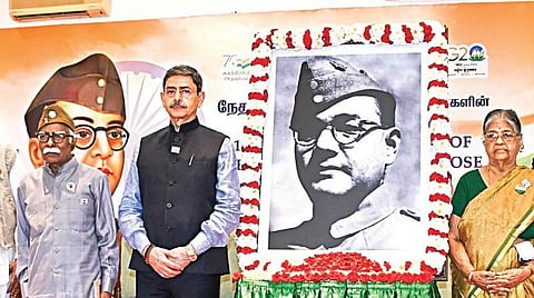 சென்னை, கிண்டி ஆளுநர் மாளிகையில் நேதாஜி சுபாஷ் சந்திரபோஸின் 126-வது பிறந்தநாள் விழா நேற்று நடைபெற்றது. இதில் பங்கேற்ற ஆளுநர் ஆர்.என்.ரவி மற்றும் முன்னாள் ராணுவ வீரர்கள். படம்: பு.க.பிரவீன்.