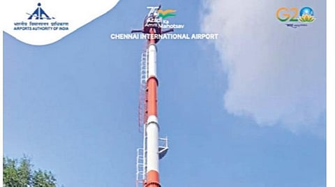 சென்னை விமான நிலையத் தில் ரூ.10 கோடியில் அமைக்கப்பட்டுள்ள 135 அடி உயரம் கொண்ட டவர்.