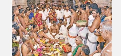 பழநி கோயில் கும்பாபிஷேகத்தை முன்னிட்டு நேற்று யாக சாலை பூஜைகள் நடைபெற்றன. படம்: நா.தங்கரத்தினம்