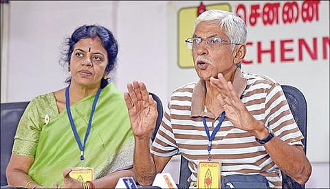 ‘ஸ்பிக் மேகே’ இயக்கத்தின் சார்பில் காஷ்மீர் முதல் கன்னியாகுமரி வரை மேற்கொண்டுள்ள சைக்கிள் யாத்திரை தொடர்பாக சென்னையில் செய்தியாளர்களைச் சந்தித்த அந்த இயக்கத்தின் நிறுவனர் கிரண் சேத். உடன் ‘ஸ்பிக்மேகே’ தமிழக தலைவர் ஜெய கண்ணன். படம்: ம.பிரபு