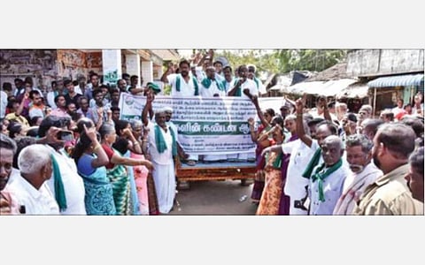 சீர்காழி அருகே தருமகுளம் பகுதியில் நேற்று ஆர்ப்பாட்டத்தில் ஈடுபட்ட விவசாயிகள்.