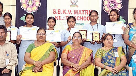 பரிசளிப்பு விழாவில் வித்யாசாகர் பெண்கள் கல்லூரி துணை முதல்வர் என்.எஸ். சரவணன், பேராசிரியர்கள் ஜி.சுபா, கே.ஹேமாவதி, கே.லதா, எஸ்.எஸ்.கே.வி. பள்ளி முதல்வர் விஜயலட்சுமி, துணை முதல்வர் ரேவதி பங்கேற்றனர்.