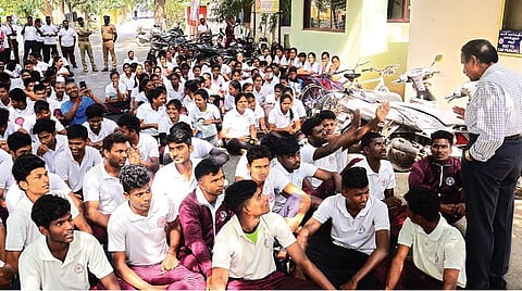சென்னை நந்தனம் ஒய்எம்சிஏ உடற்கல்வியியல் கல்லூரியின் முதல்வரை பணிநீக்கம் செய்யக் கோரி, கல்லூரி வளாகத்தில் மாணவர்கள் நேற்று உள்ளிருப்பு போராட்டத்தில் ஈடுபட்டனர். அவர்களின் கோரிக்கைகள் குறித்து கேட்டறிந்த கல்லூரியின் செயலாளர் பெஞ்சமின் பிராங்க்ளின். படம்: பு.க.பிரவீன்.