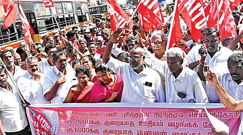 பல்வேறு கோரிக்கைகளை வலியுறுத்தி தமிழ்நாடு ஏஐடியுசி சார்பில், சென்னை குறளகம் அருகே நேற்று சாலை மறியல் போராட்டம் நடைபெற்றது. படம்: ம.பிரபு