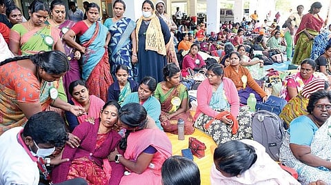 ஊதிய உயர்வு உள்ளிட்ட பல்வேறு கோரிக்கைகளை வலியுறுத்தி, மாற்றுத்திறன் மாணவர்களுக்கான சிறப்பு பயிற்றுநர்கள் சென்னை டிபிஐ வளாகத்தில் தொடர் உண்ணாவிரதப் போராட்டத்தில் ஈடுபட்டு வருகின்றனர். 2-வது நாளான நேற்று பலர் மயக்கமடைந்தனர். மயங்கிய நிலையில் இருந்த பெண்ணுக்கு முதலுதவி சிகிச்சையளிக்கும் மருத்துவப் பணியாளர்கள். 	எம்.முத்துகணேஷ்