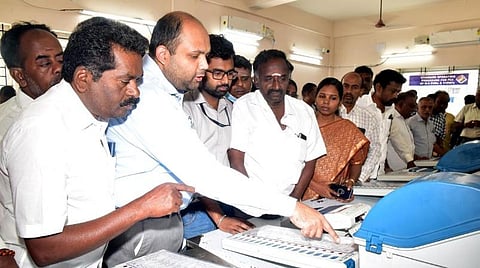 ஈரோடு கோட்டாட்சியர் அலுவலகத்தில் மாதிரி வாக்குப்பதிவை ஆய்வு  செய்ததேர்தல் அலுவலர்கள் கிருஷ்ணன் உன்னி, சிவகுமார் உள்ளிட்டோர்.