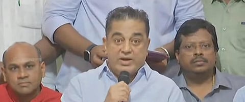 செய்தியாளர்களுக்கு பேட்டி அளித்த கமல்ஹாசன்