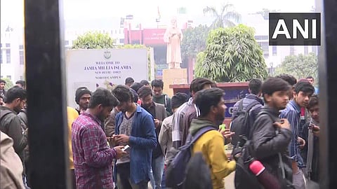 பல்கலைகழகத்தில் கூடியிருந்த மாணவர்கள்